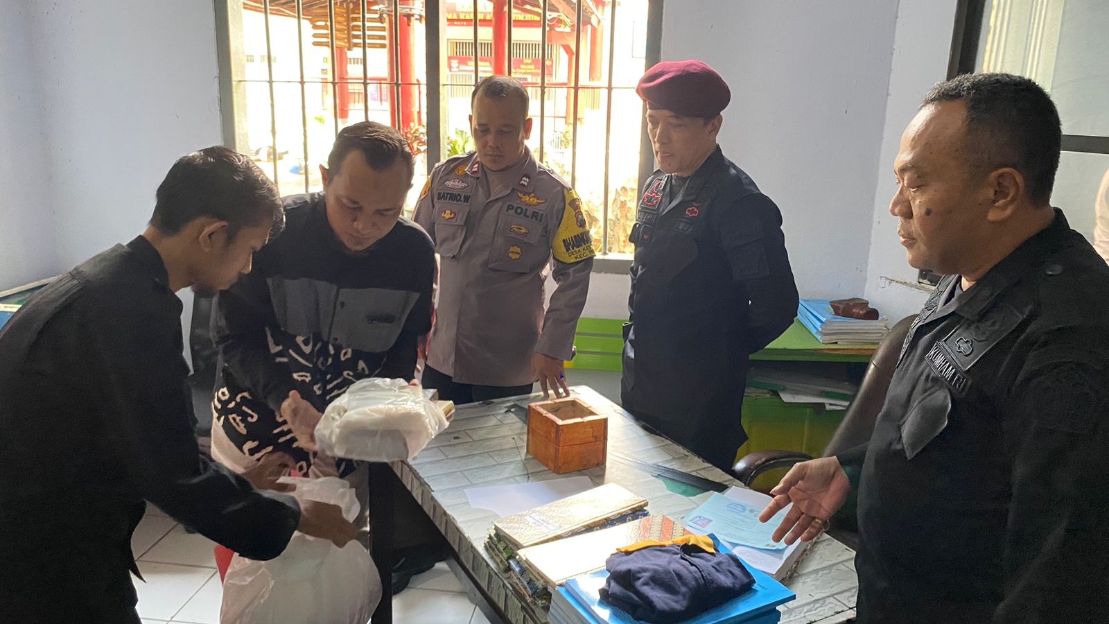 SUMRINGAH : Proses administrasi dan pencocokan data Napiter Chairul Bachry (dua dari kiri) berlangsung lancar.  &nbsp;
