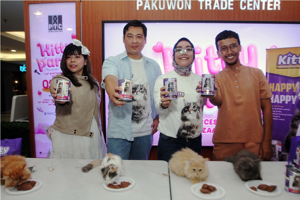 PRODUK: General Manager Kitty, Oktavianus Yahya (dua dari kiri), Nasional Sales Manager Kitty, Rina Maladewi (tiga dari kiri) saat launching makanan kucing. (ANDY SATRIA/RADAR SURABAYA)