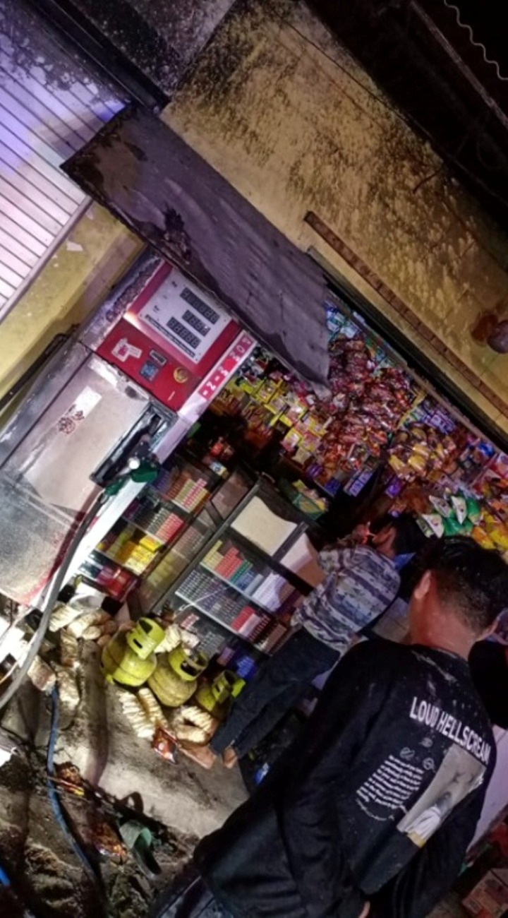 HANGUS : Kondisi kios dan pom mini yang terbakar. (DIKY PUTRA SANSIRI/RADAR SIDOARJO)