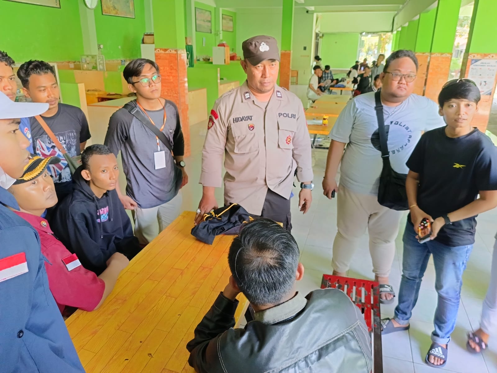 KLARIFIKASI: Polisi saat mendatangi lokasi event pertandingan pencak silat. (IST)