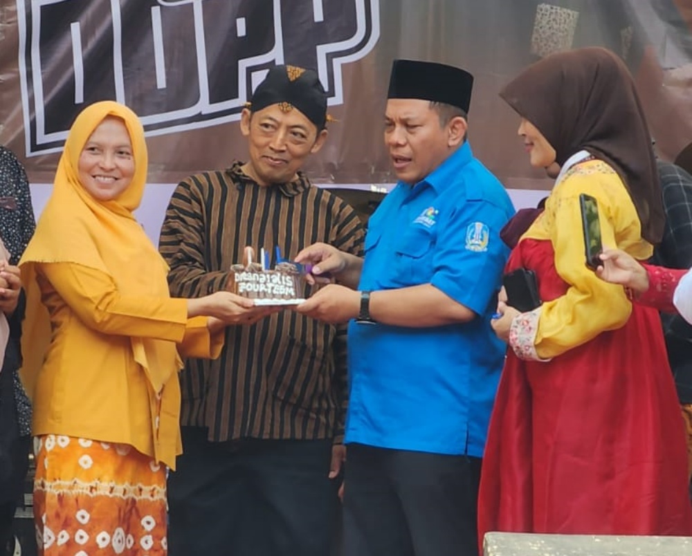 SELAMAT: Kepala SMKN 1 Jabon Imam Soetopo, S.Pd, M.M (dua dari kanan) serta dewan guru menerima kue dan ucapan selamat Dies Natalis ke-14. (ANAS/RADAR SIDOARJO)