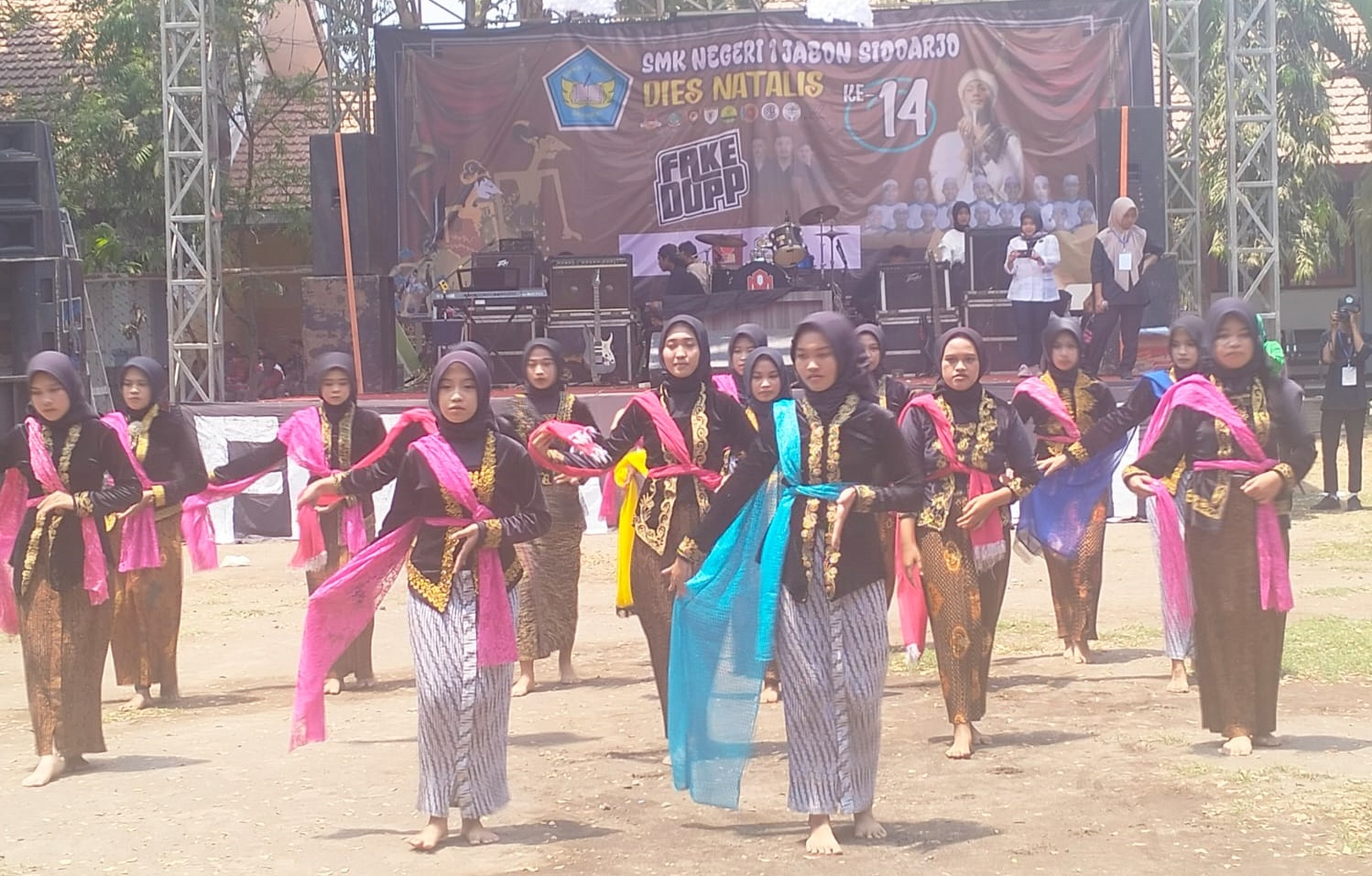 BUDAYA: Siswa SMKN 1 Jabon menampilkan tarian tradisional dalam perayaan Dies Natalis ke-14. (ANAS/RADAR SIDOARJO)