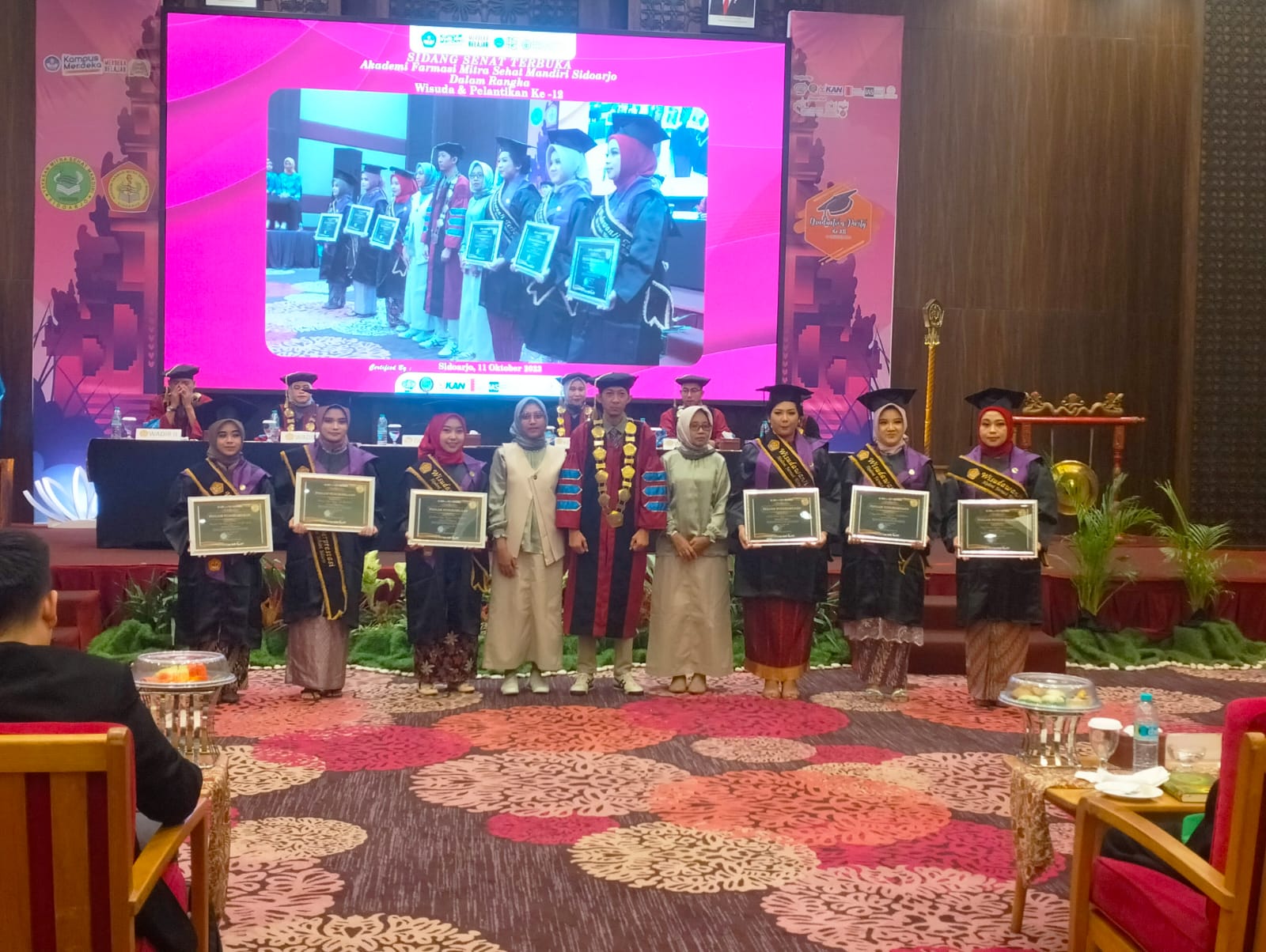 BANGGA: Mahasiswa berprestasi berfoto  bersama Direktur Akademi Farmasi Mitra Sehat Mandiri Sidoarjo Apt. Andri Priyoherianto,S.Farm.,M.Si (tengah). (ANAS/RADAR SIDOARJO)