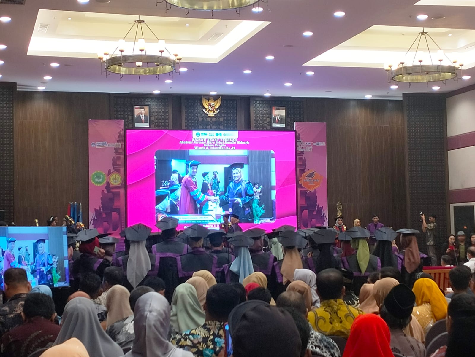 KHIDMAT: Suasana sidang Senat terbuka wisuda dan pelantikan ke -12 Akademi Farmasi Mitra Sehat Mandiri Sidoarjo. (ANAS/RADAR SIDOARJO)