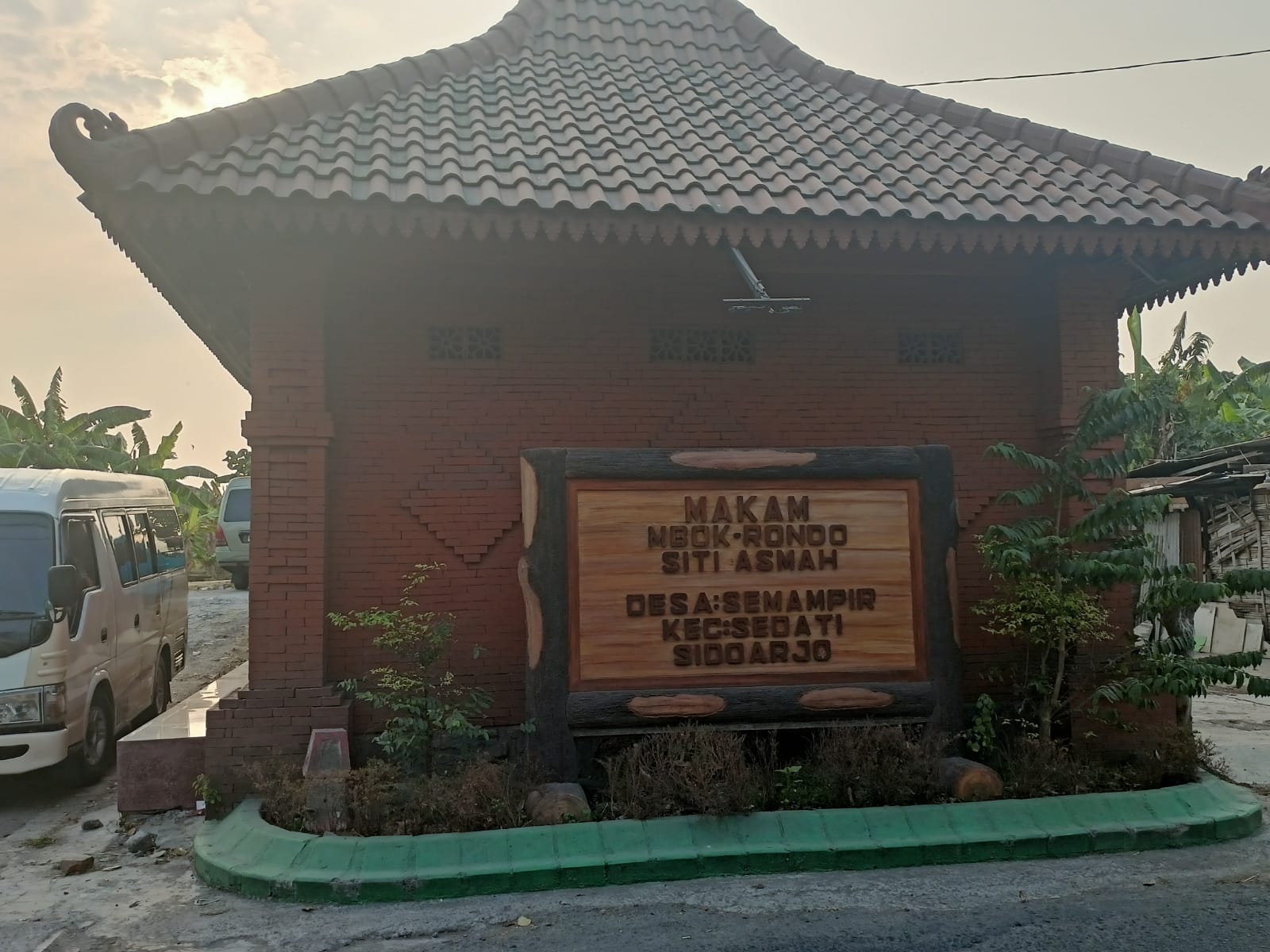 LEGENDA: Makam Mbok Rondo atau Siti Asmah di Desa Semampir Kecamatan Sedati. (M SAIFUL ROHMAN/RADAR SIDOARJO)