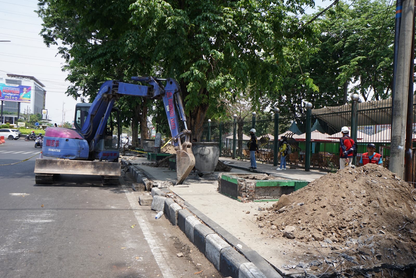DIKEBUT: Revitalisasi trotoar GOR ditarget rampung akhir tahun 2023. (IST)