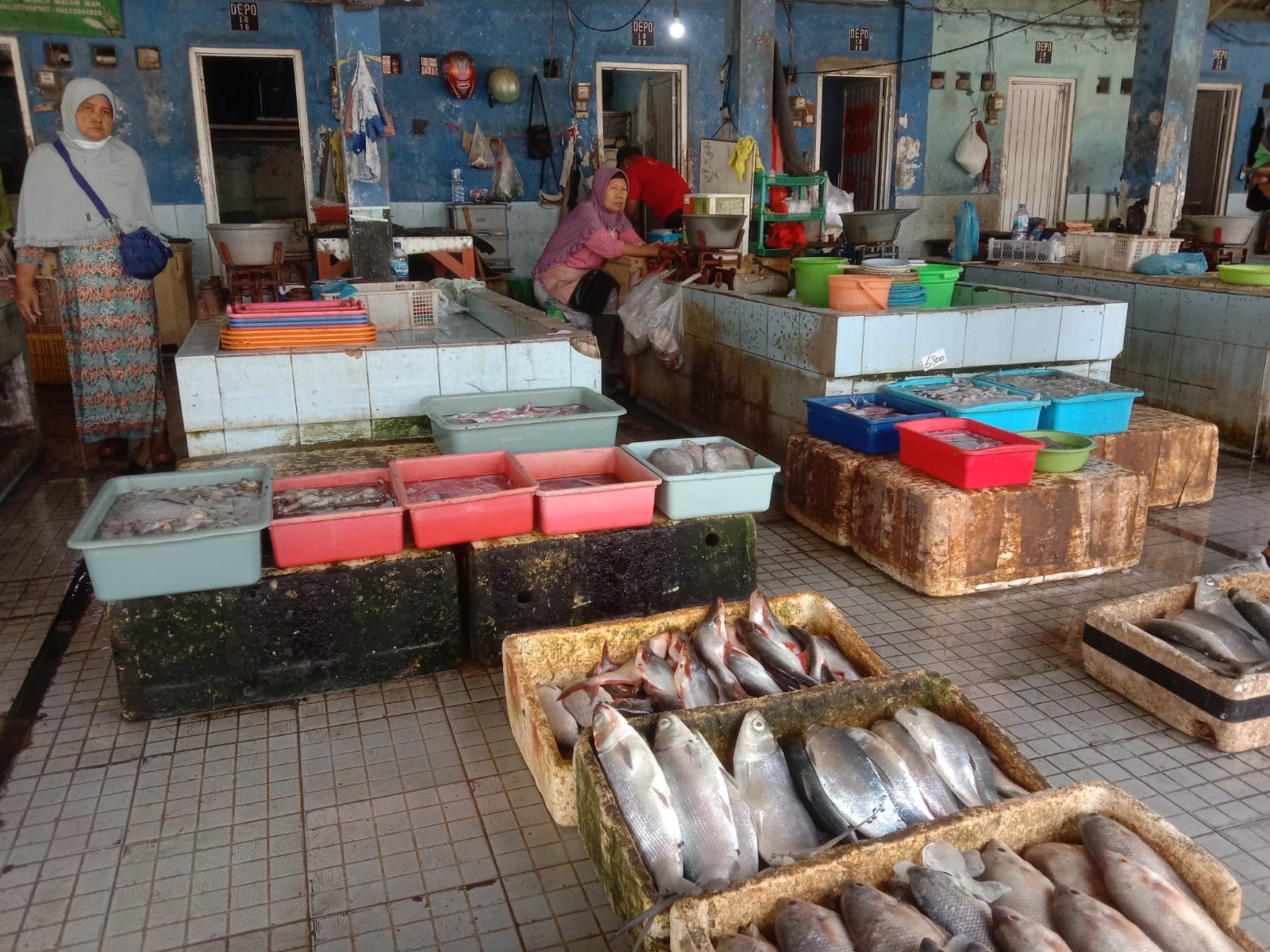 SEGAR: Suasana penjualan ikan di TPI Lingkar Timur Sidoarjo. (FADIA/RADAR SIDOARJO)