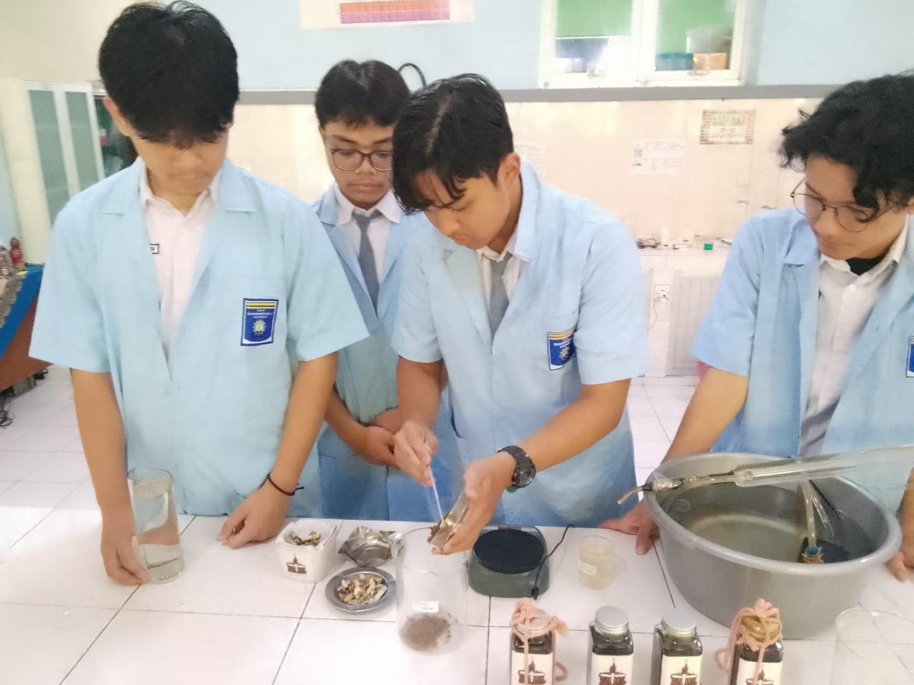 PRESTASI : Siswa peserta lomba menunjukkan hasil karyanya.(DIKY PUTRA SANSIRI/RADAR SIDOARJO)