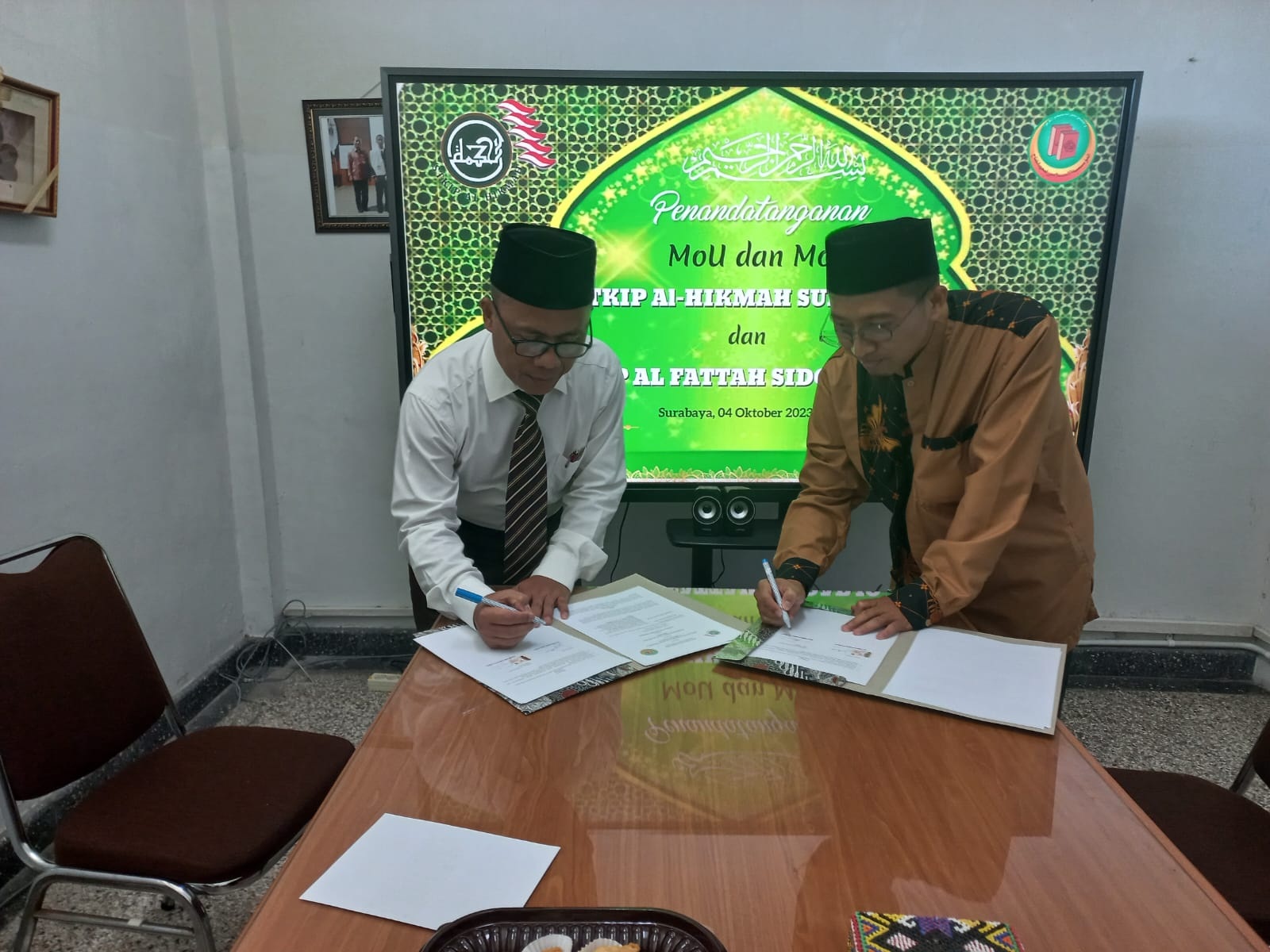 BARU: Ustadz KH. M. Fauzan, Lc.,M.Pd bersama M.Yahri Rektor STAI Al Hikmah Surabaya. (ANAS/RADAR SIDOARJO)