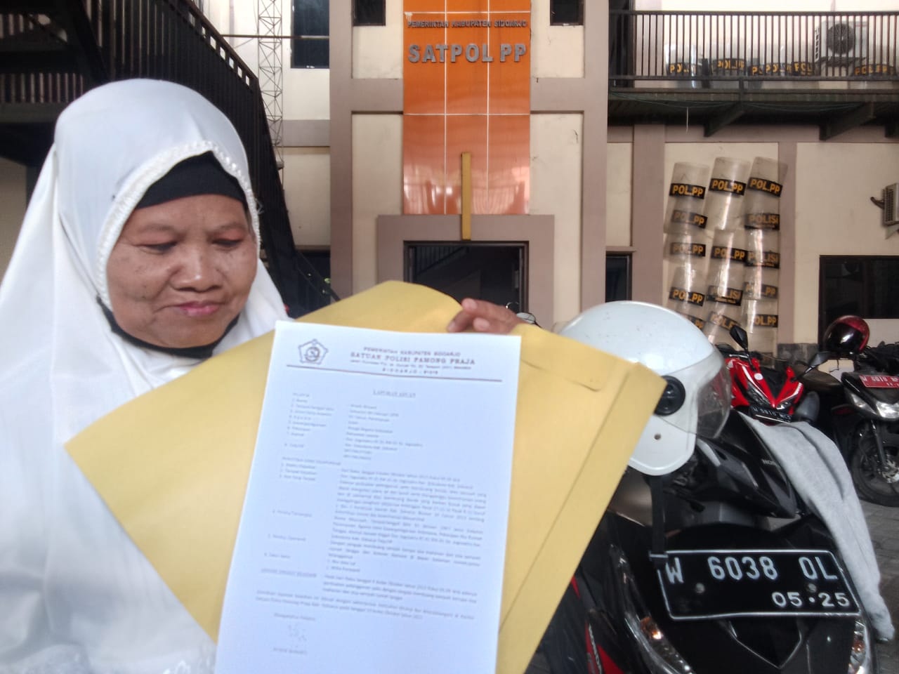 BUKTI LAPORAN : Wiwik Winarti usai melaporkan Masriah di Kantor Satpol PP Sidoarjo pekan lalu. (DIKY PUTRA SANSIRI/RADAR SIDOARJO)