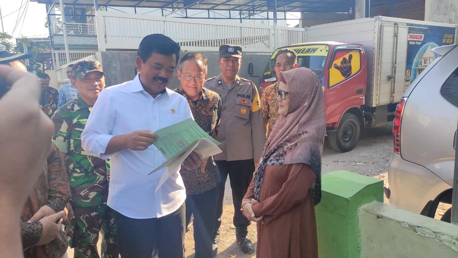 GERAK CEPAT: Menteri ATR/BPN Hadi Tjahjanto saat akan memberikan sertifikat tanah milik warga Sedati Gede, Kecamatan Sedati. (M SAIFUL ROHMAN/RADAR SIDOARJO)