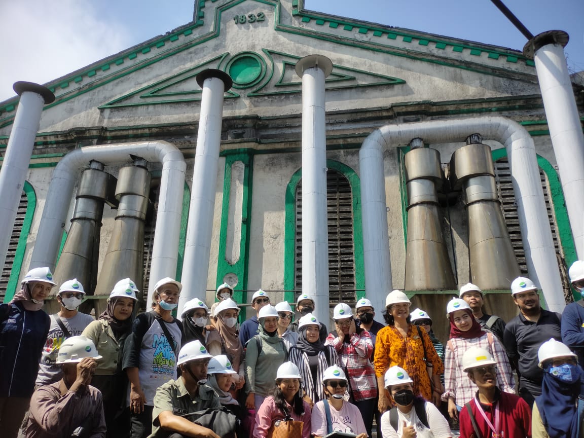WISATA SEJARAH: Peserta program Tilik Mburi saat mengunjungi PG Candi Baru di Kecamatan Candi Sidoarjo. (IST)