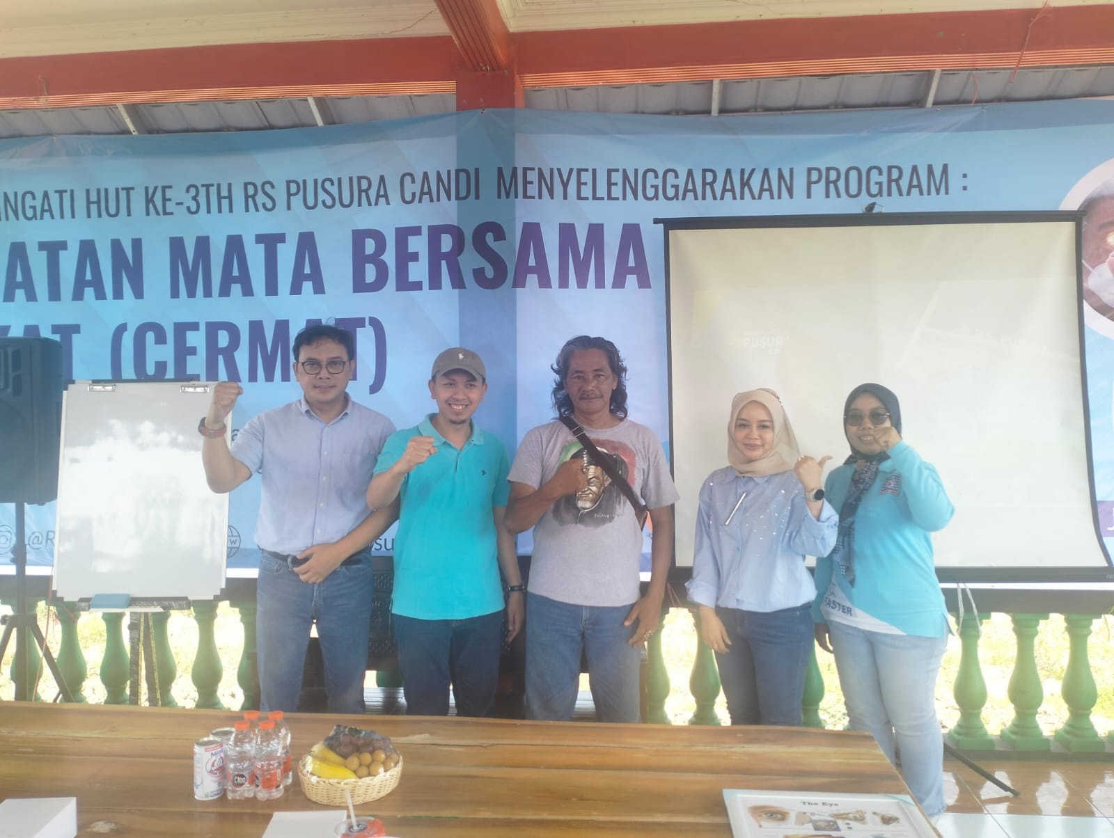 PEDULI: Kepala Desa Gelam Muchammad Muslich bersama Direktur RS Pusura Candi dr. Achmad Yudi Arifiyanto, M.Kes (dua dari kiri) dan jajaran dalam mengikuti penyuluhan kesehatan mata. (ANAS/RADAR)