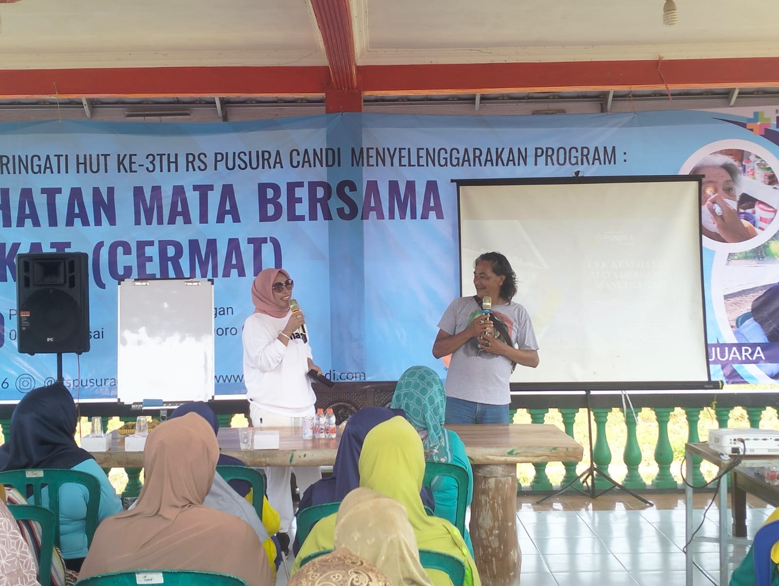 BERMANFAAT: Kepala Desa Gelam Muchammad Muslich dan Anggota DPRD Sidoarjo Mimik Idayana bersama para lansia dan ibu warga Desa Gelam mengikuti penyuluhan. (ANAS/RADAR SIDOARJO)