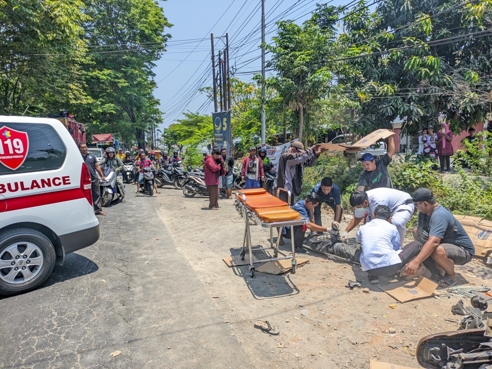 RINGSEK : Kondisi bagian depan truk usai bertabrakan di Wonoayu Senin (23/10) siang. Korban saat akan dievakuasi oleh tim media dan warga. (IST)