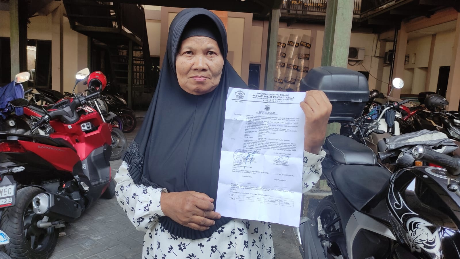 SAKSI: Wiwik Winarti usai menjalani pemanggilan di kantor Satpol PP Sidoarjo. (DIKY PUTRA SANSIRI/RADAR SIDOARJO)