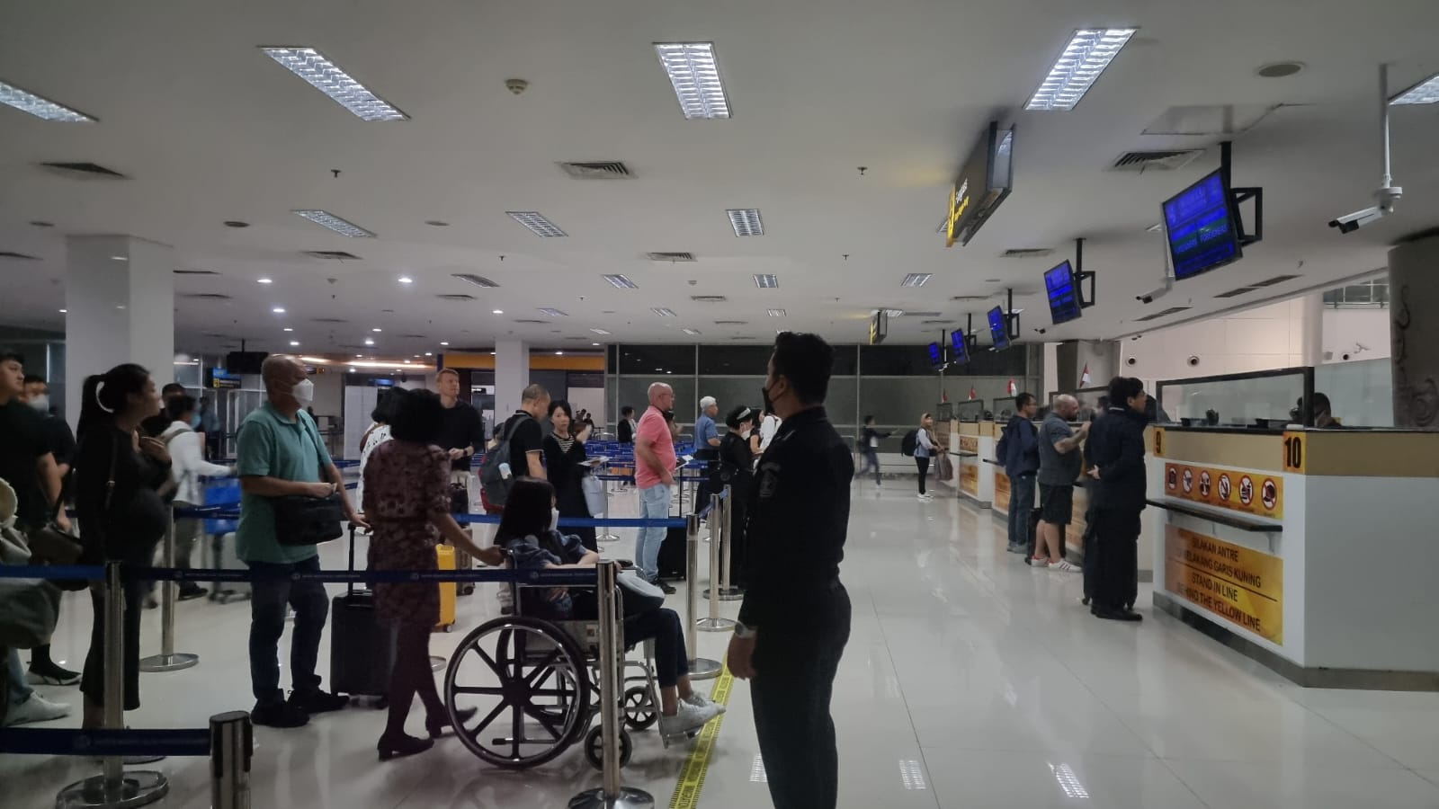 ANTISIPASI: Suasana kedatangan penumpang dari luar negeri yang diawasi langsung dari ruangan Clearance.