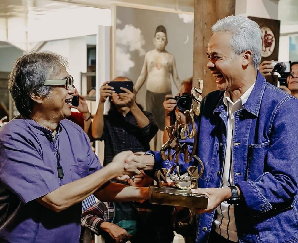 SILATURAHMI: Ganjar Pranowo bertemu para seniman dan budayawan asal Jogjakarta di rumah Butet Kartaredjasa di Kembaran Taman tirto, Bantul, Jogjakarta, pada Senin (16/10). (Facebook Ganjar Pranowo)