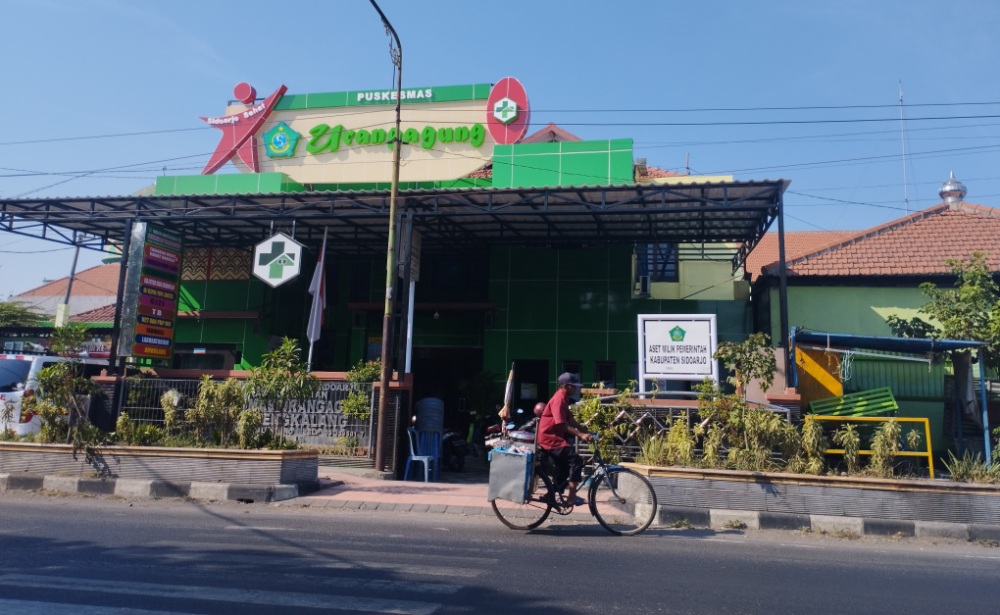 WAJAH BARU: Fasade Puskesmas Urangagung yang sudah direvitalisasi. (ANNISA FIRDAUSI/RADAR SIDOARJO)