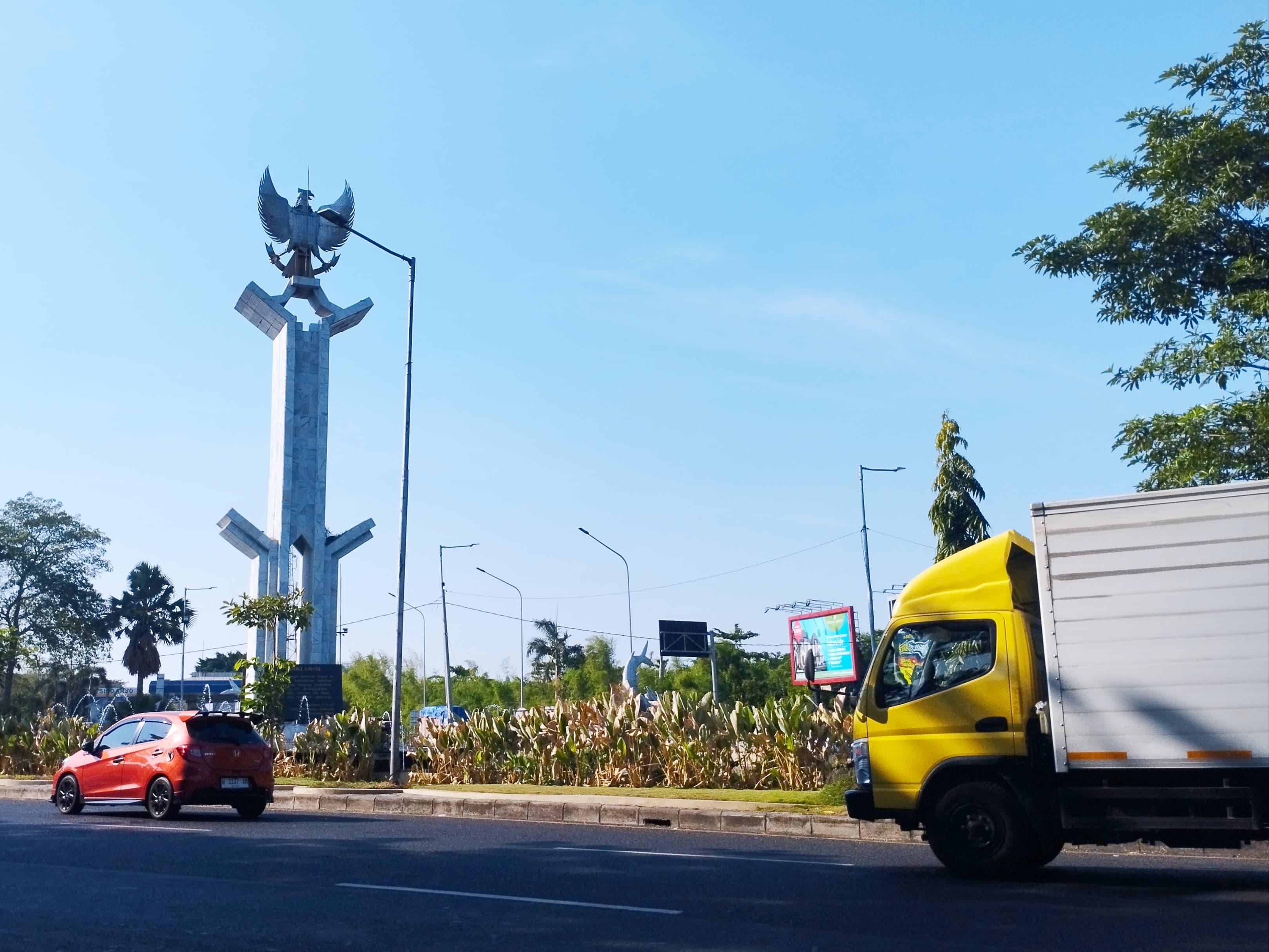 KERING: Kondisi daun pisang-pisangan yang ada di Taman Pancasila akibat terkena panas. (ANNISA FIRDAUSI/RADAR SIDOARJO)