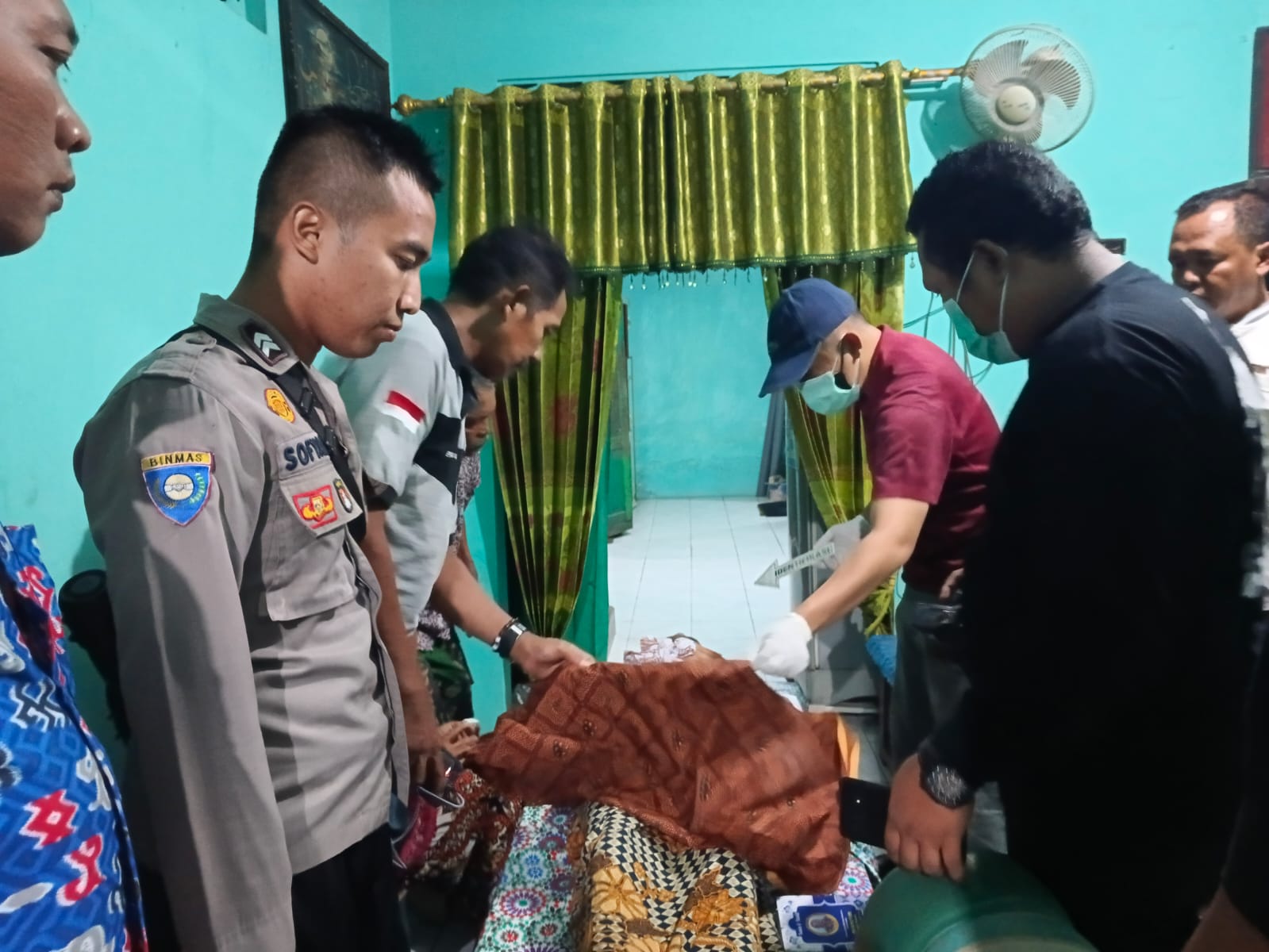 NAHAS : Korban tenggelam usai ditemukan dalam kondisi tak bernyawa diserahkan ke keluarga. (IST)