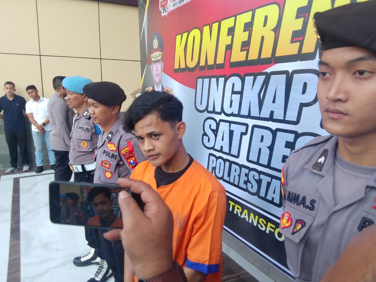 TERTUNDUK : Pelaku pengeroyokan dirilis di Polresta Sidoarjo, Kamis (26/10). (DIKY PUTRA SANSIRI/RADAR SIDOARJO)