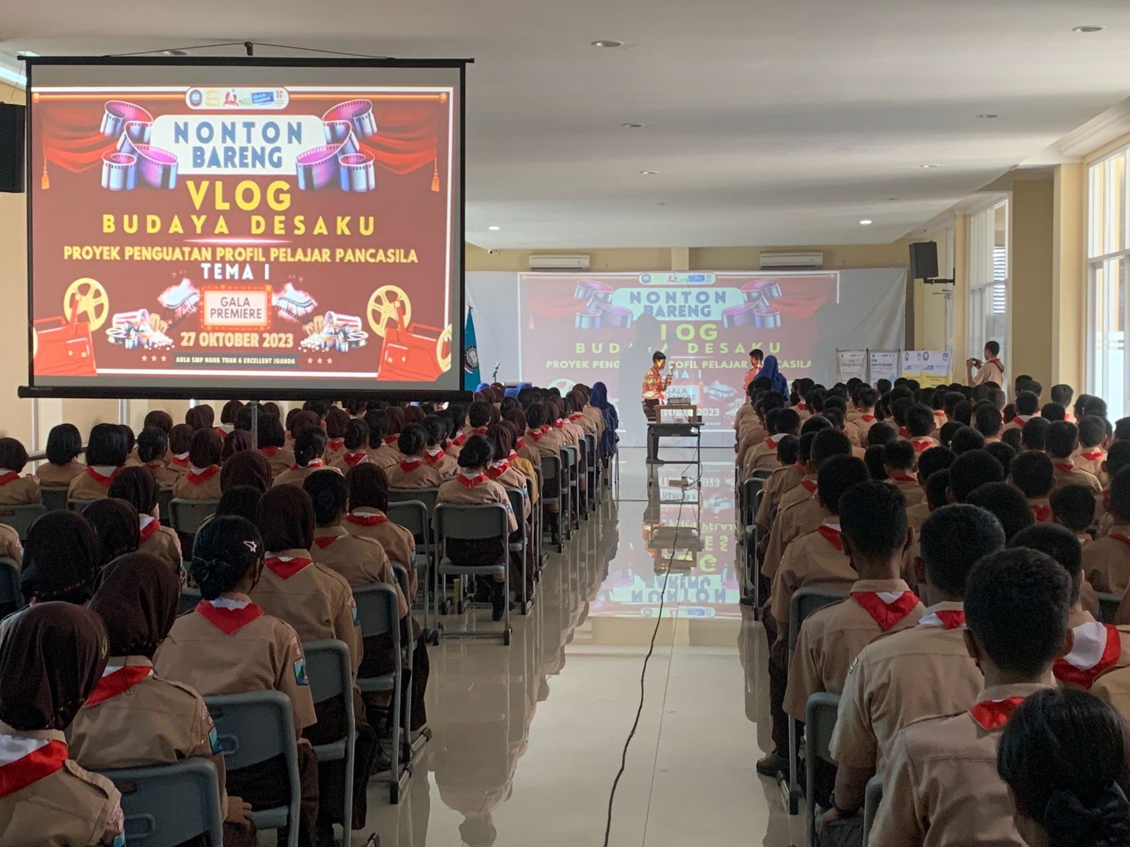 SERU: Siswa SMP Hang Tuah 6 Excellent Juanda menonton hasil vlog buatan mereka tentang budaya Sidoarjo. (IST)