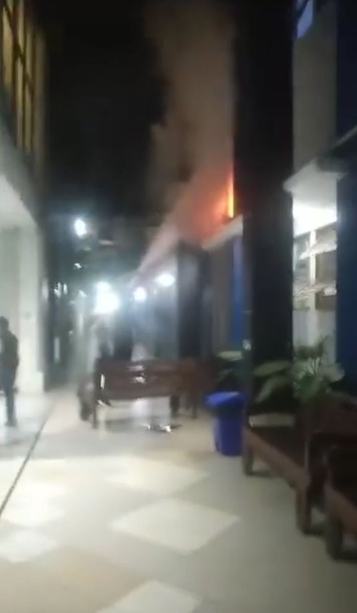 DISEMPROT: Kondisi balkon ruang rawat inap tulip saat terbakar Sabtu (28/10) malam. (IST)