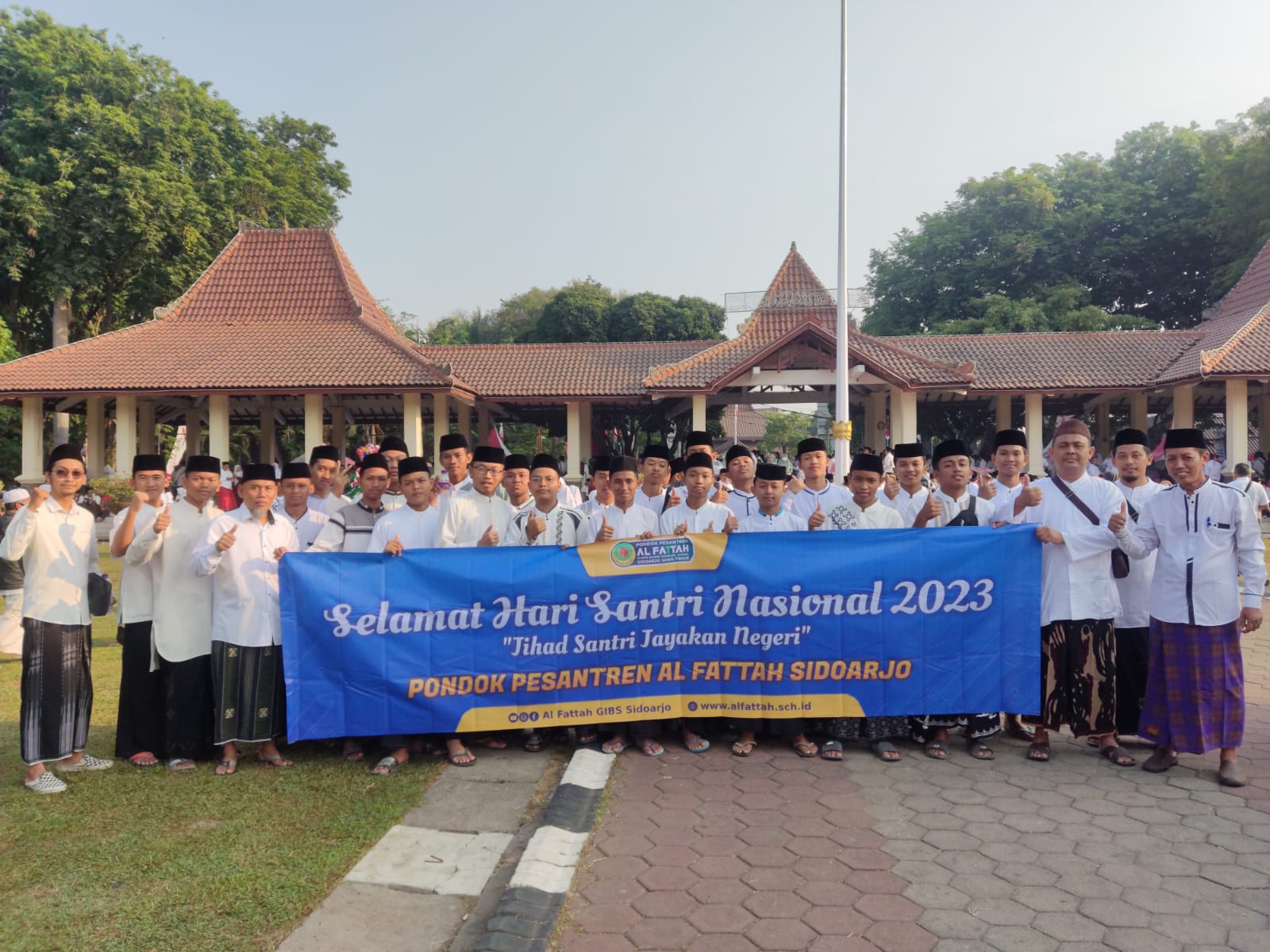 KOMPAK: Foto bersama para santri dan pengurus pondok pesantren Al Fattah Sidoarjo dalam mengikuti Hari Santri Nasional.