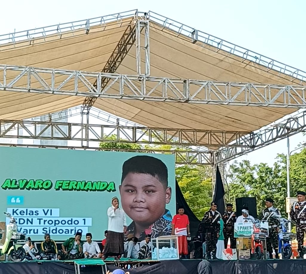 MERDU: Alvaro Fernanda tampil percaya diri menyanyi beberapa lagu. (M SAIFUL ROHMAN/RADAR SIDOARJO)
