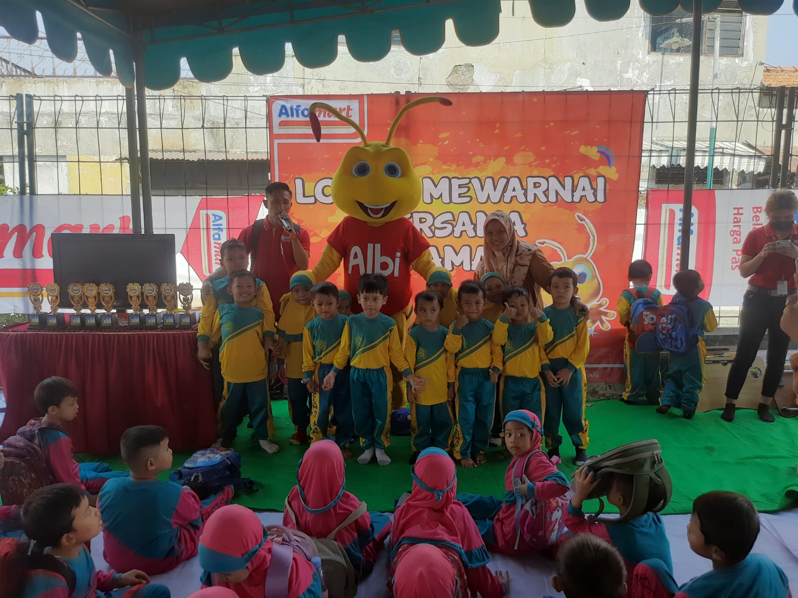 KREATIF: Lomba mewarnai Albi oleh anak-anak TK.