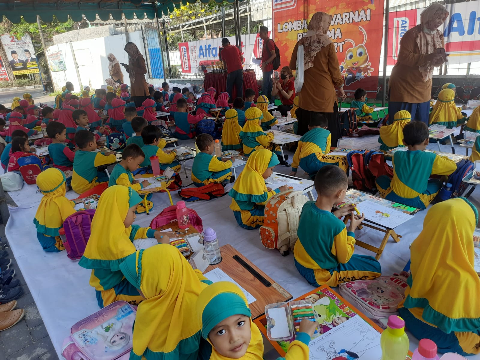 BERHADIAH: Anak-anak TK berlomba mewarnai Albi.