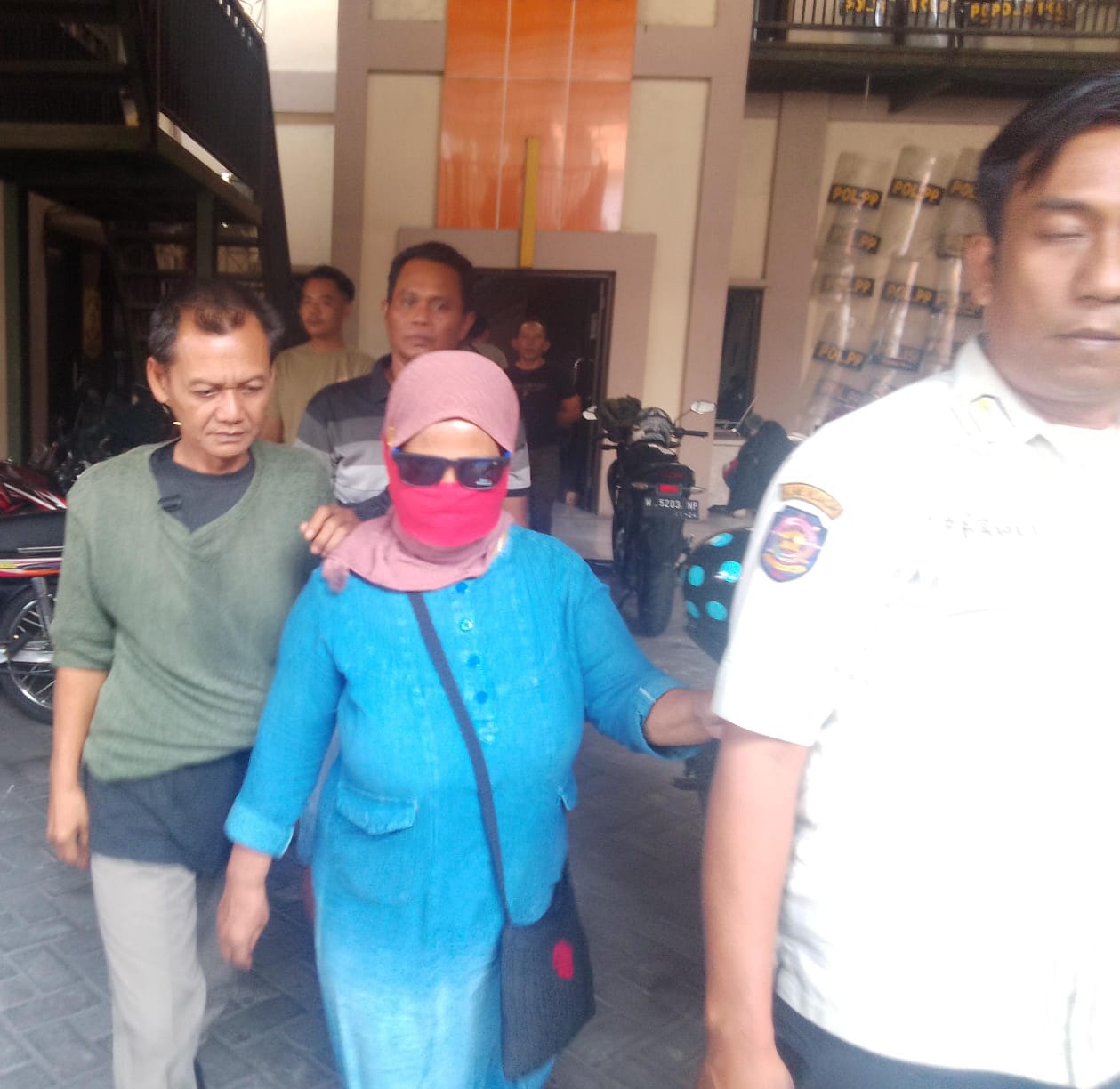 TAK BICARA : Masriah saat keluar dari kantor Satpol PP Sidoarjo, Selasa (31/10). (DIKY PUTRA SANSIRI/RADAR SIDOARJO)