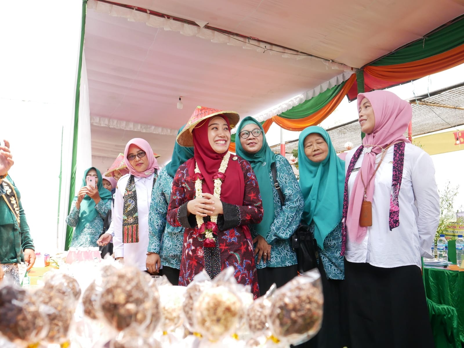 KREATIF: Ning Sasha saat berkunjung melihat hasil tanaman toga.  &nbsp;