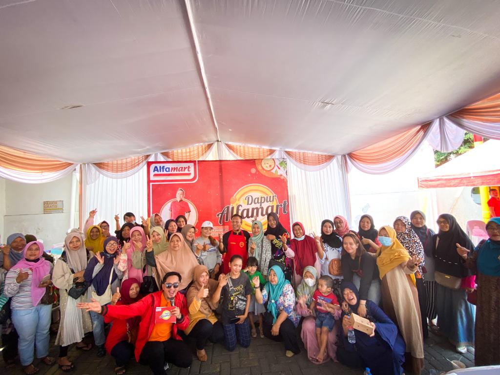 EMAK-EMAK: Dapur Alfamart yang digelar di halaman Toko Alfamart Wahidin.