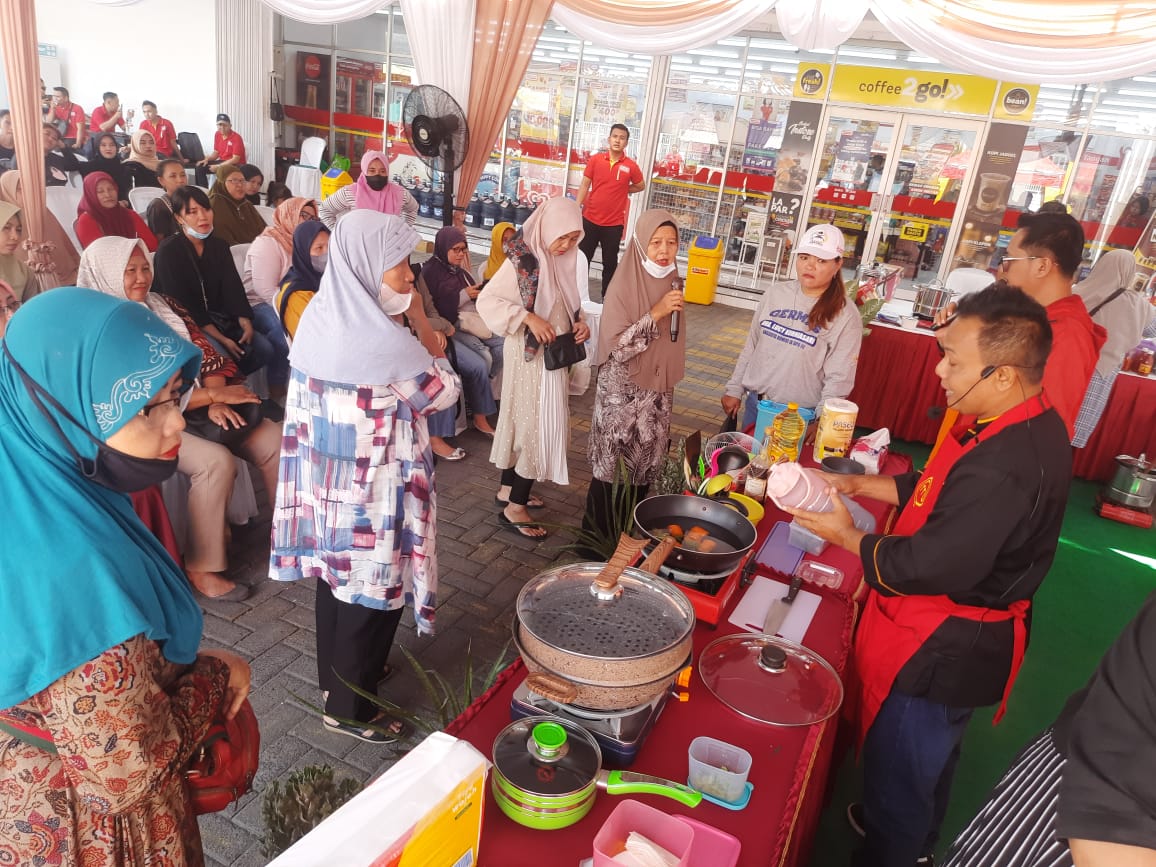 RAMAI: Dapur Alfamart yang digelar di halaman Toko Alfamart Wahidin.
