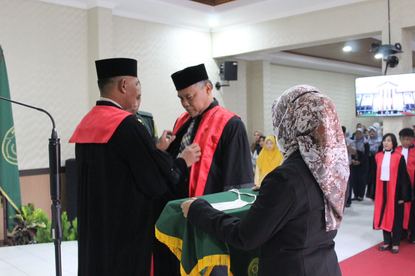 HIKMAT : Suasana saat upacara pelepasan Hakim Afandi di PN Sidoarjo. (IST)