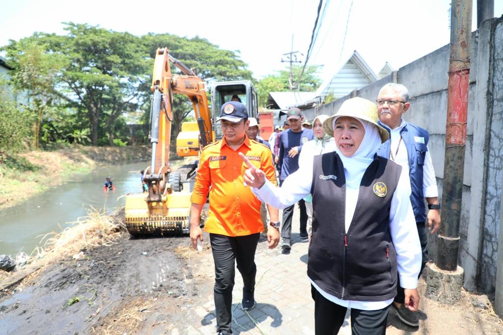 ANTISIPASI: Gubernur Jawa Timur, Khofifah Indar Parawansa saat meninjau kegiatan bersih-bersih sungai di Gedangan.