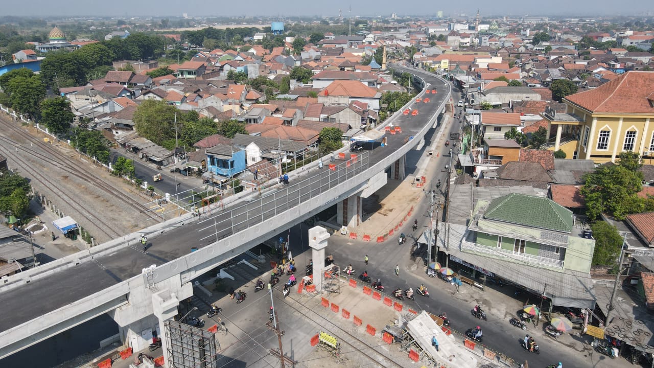 DIKEBUT: Kondisi proyek Flyover JPL 64 Krian saat ini dalam tahap finishing. (IST)  &nbsp;
