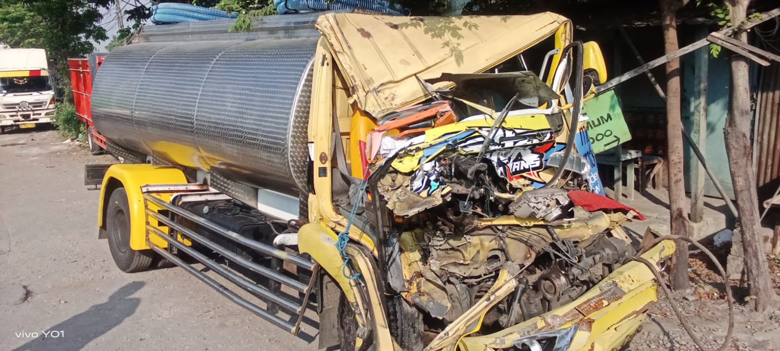 PARAH: Kondisi truk tangki usai kecelakaan. (IST)