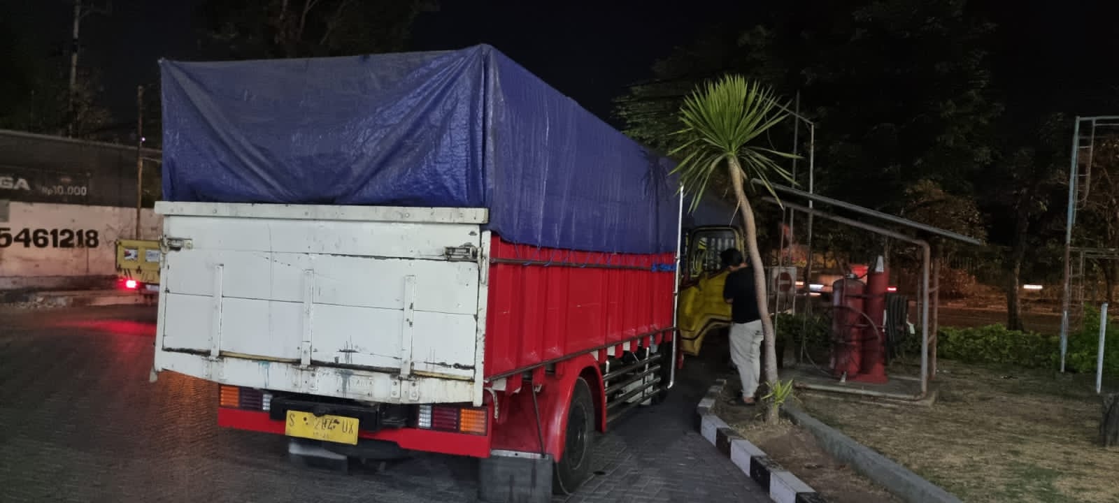 PELANGGARAN: Truk dengan nopol S 8284 UX yang tengah melakukan pengisian BBM biosolar di SPBU 5461218 Sidoarjo.
