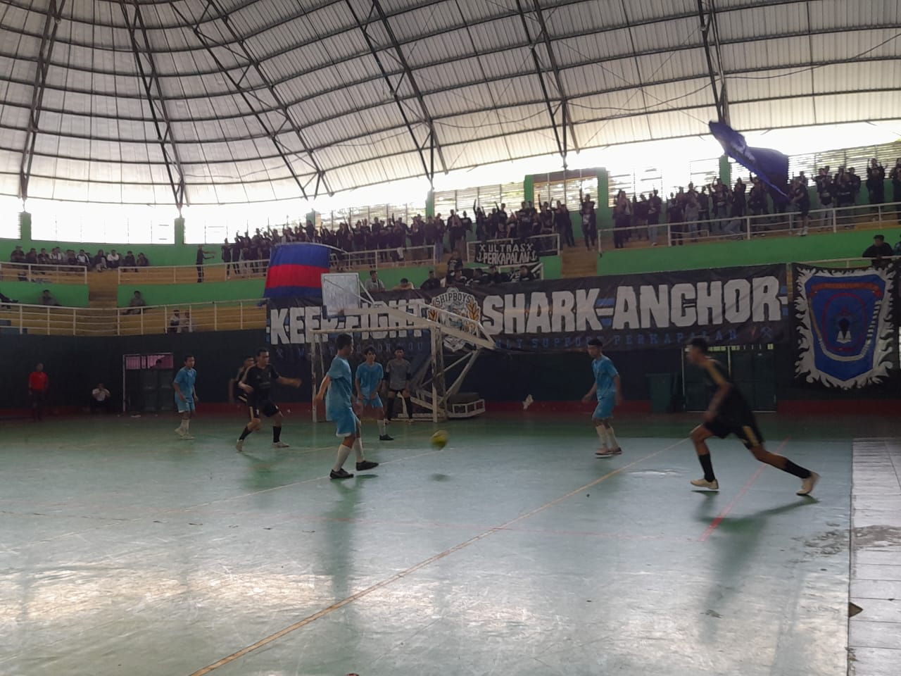 SPORTIF: Pertandingan final antara SMKN 3 Buduran vs SMK 1 Bangil Pasuruan. (M SAIFUL ROHMAN/RADAR SIDOARJO)