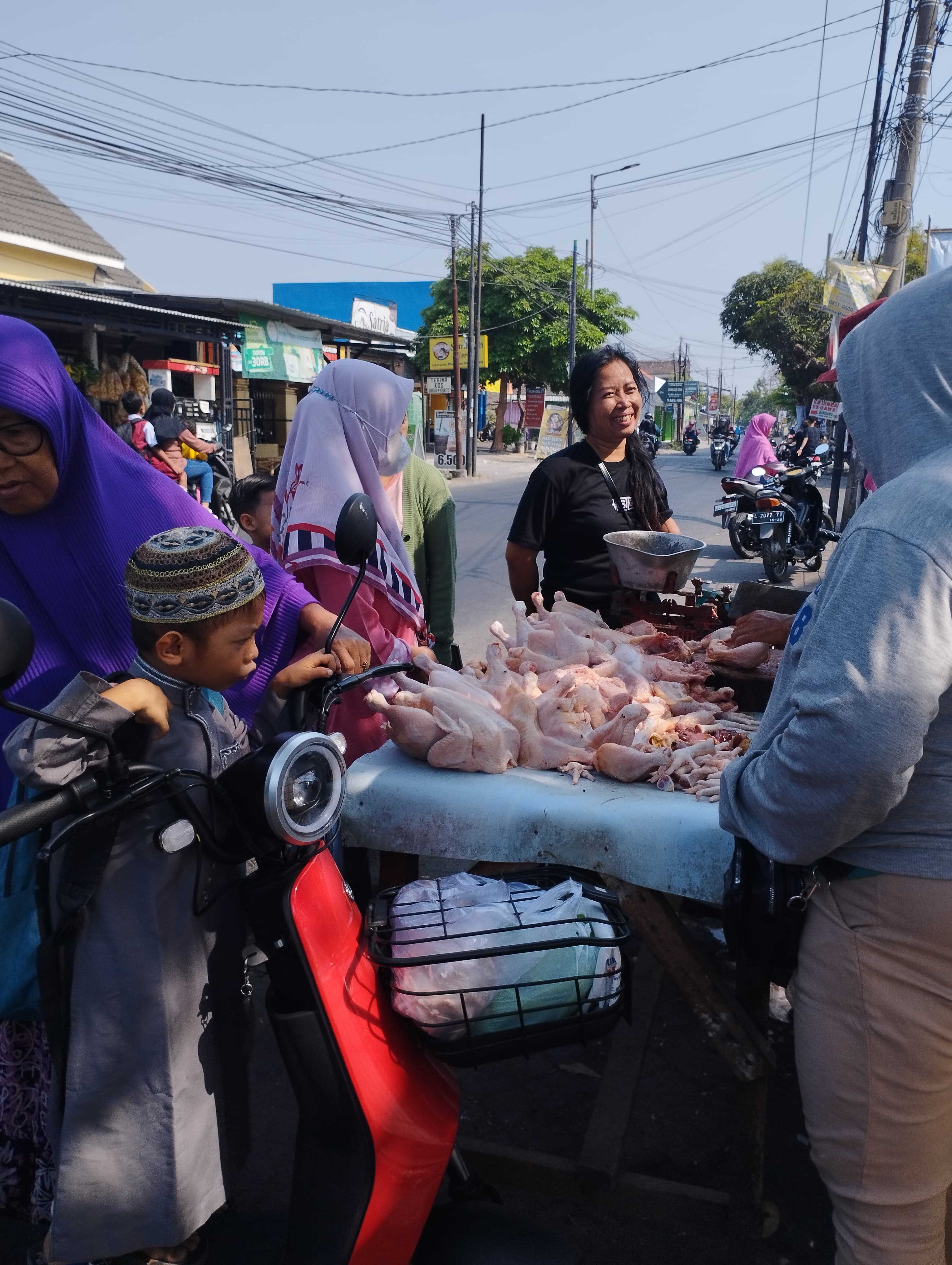 ANTRE: Beberapa masyarakat sedang membeli daging ayam di Sidoarjo. (ANNISA FIRDAUSI/RADAR SIDOARJO)