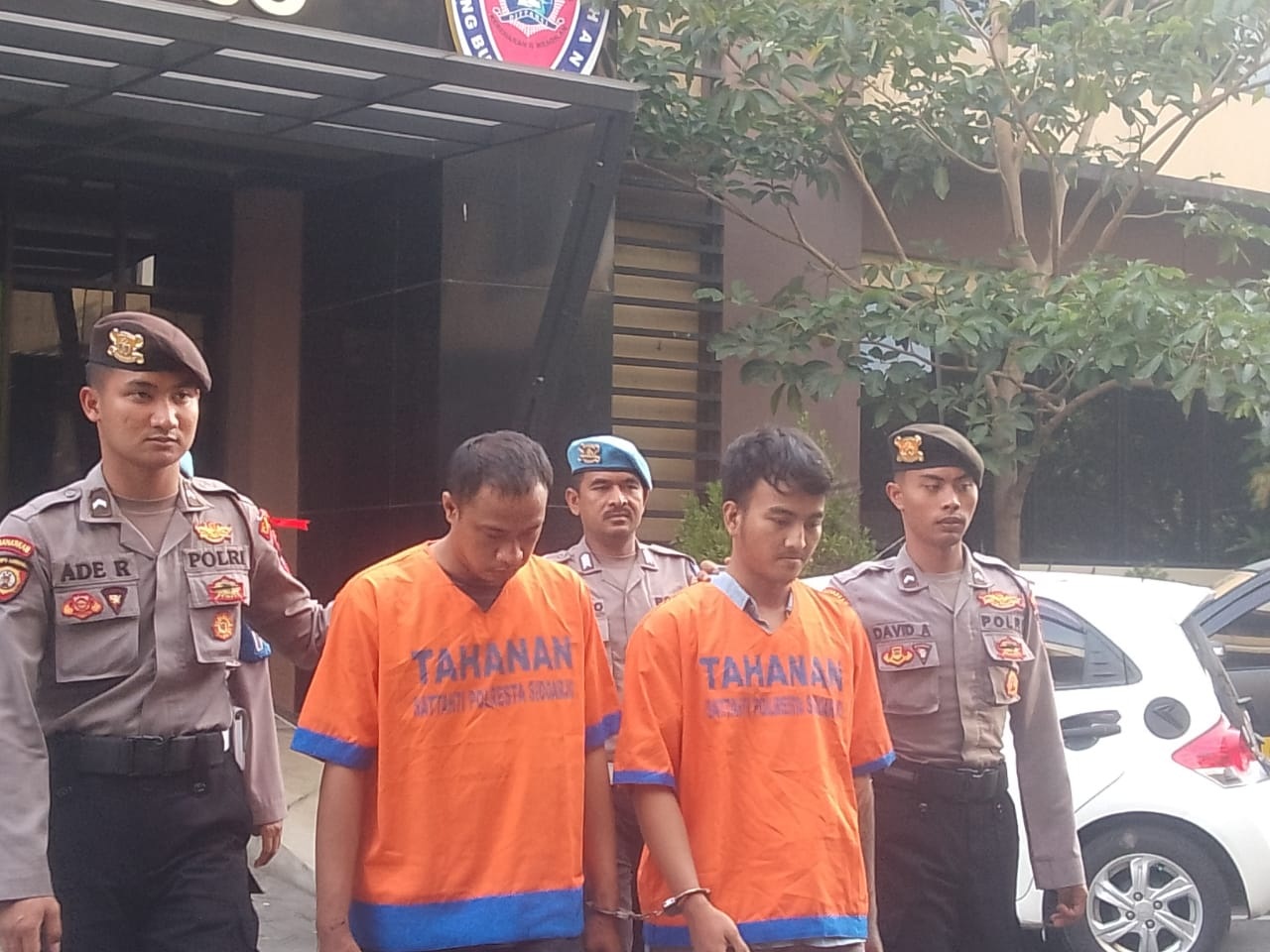 TERTUNDUK : Kedua pelaku penjambretan digiring di Mako Polresta Sidoarjo, Selasa (7/11). (DIKY PUTRA SANSIRI/RADAR SIDOARJO)