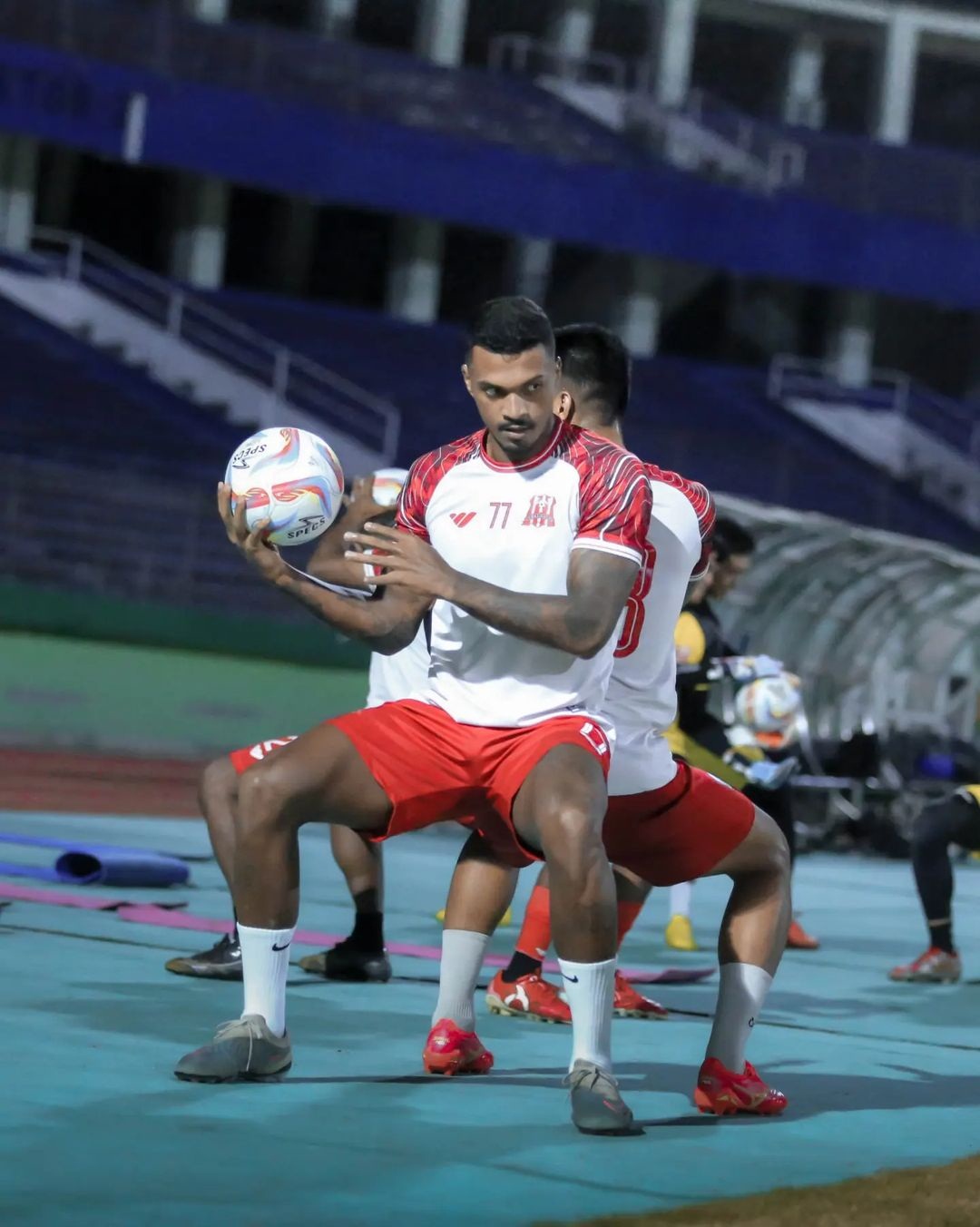 DISIPLIN: Pemain Deltras Rosalvo Candido Rosa Junior saat latihan. (Ist)  &nbsp;