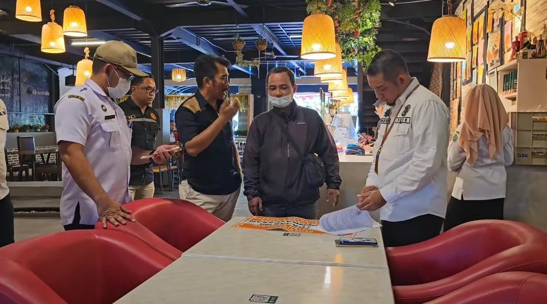 CEK: Petugas BPPD Sidoarjo saat mendatangi salah satu restoran untuk memastikan pembayaran pajak sesuai. (IST)