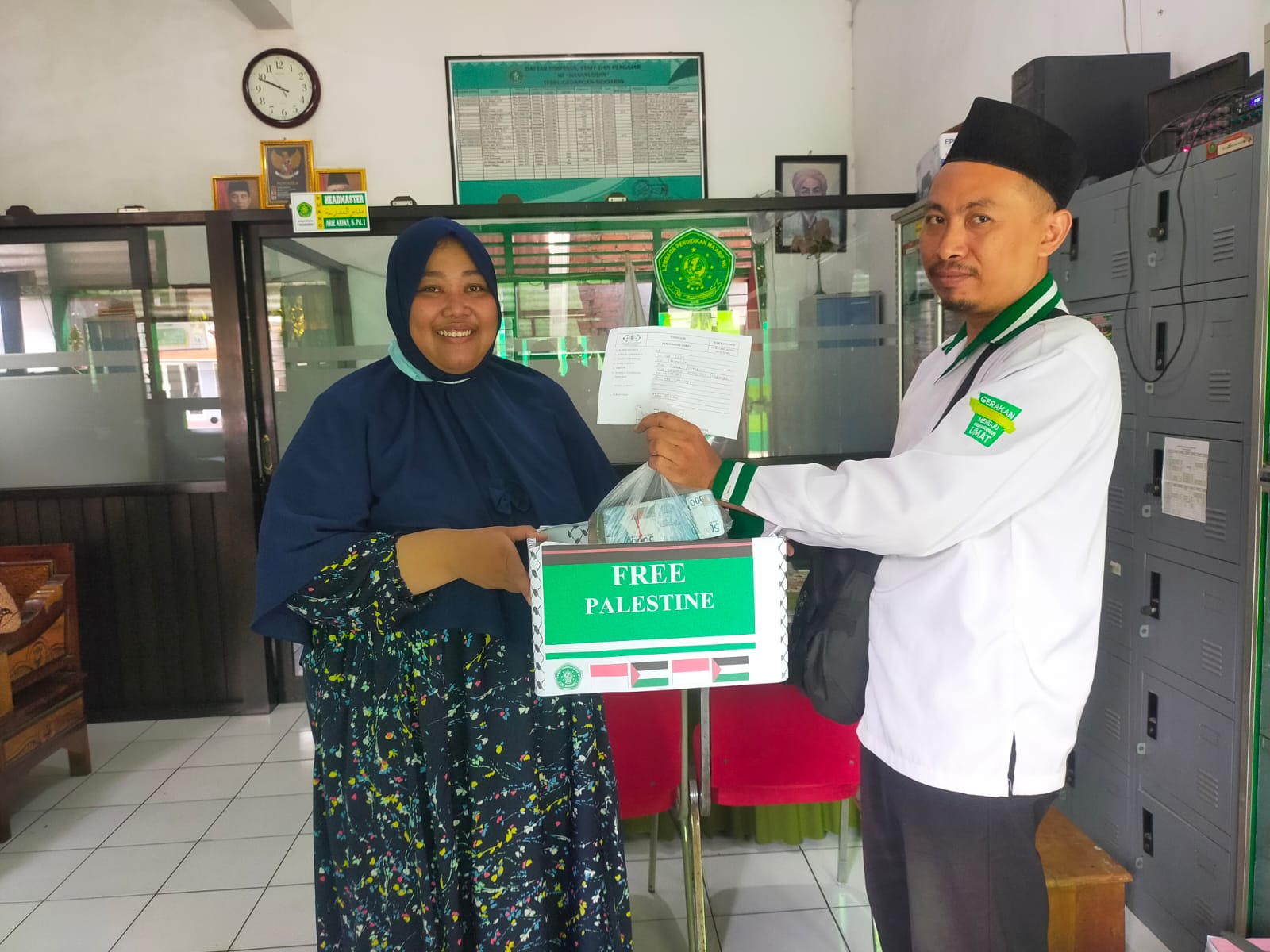 APRESIASI: Donasi untuk Palestina diserahkan oleh Wakil Kepala Kesiswaan MI Hasanuddin, Hj Unzila Humairoh, S.Pd, kepada perwakilan dari LAZIZNU di Gedangan.