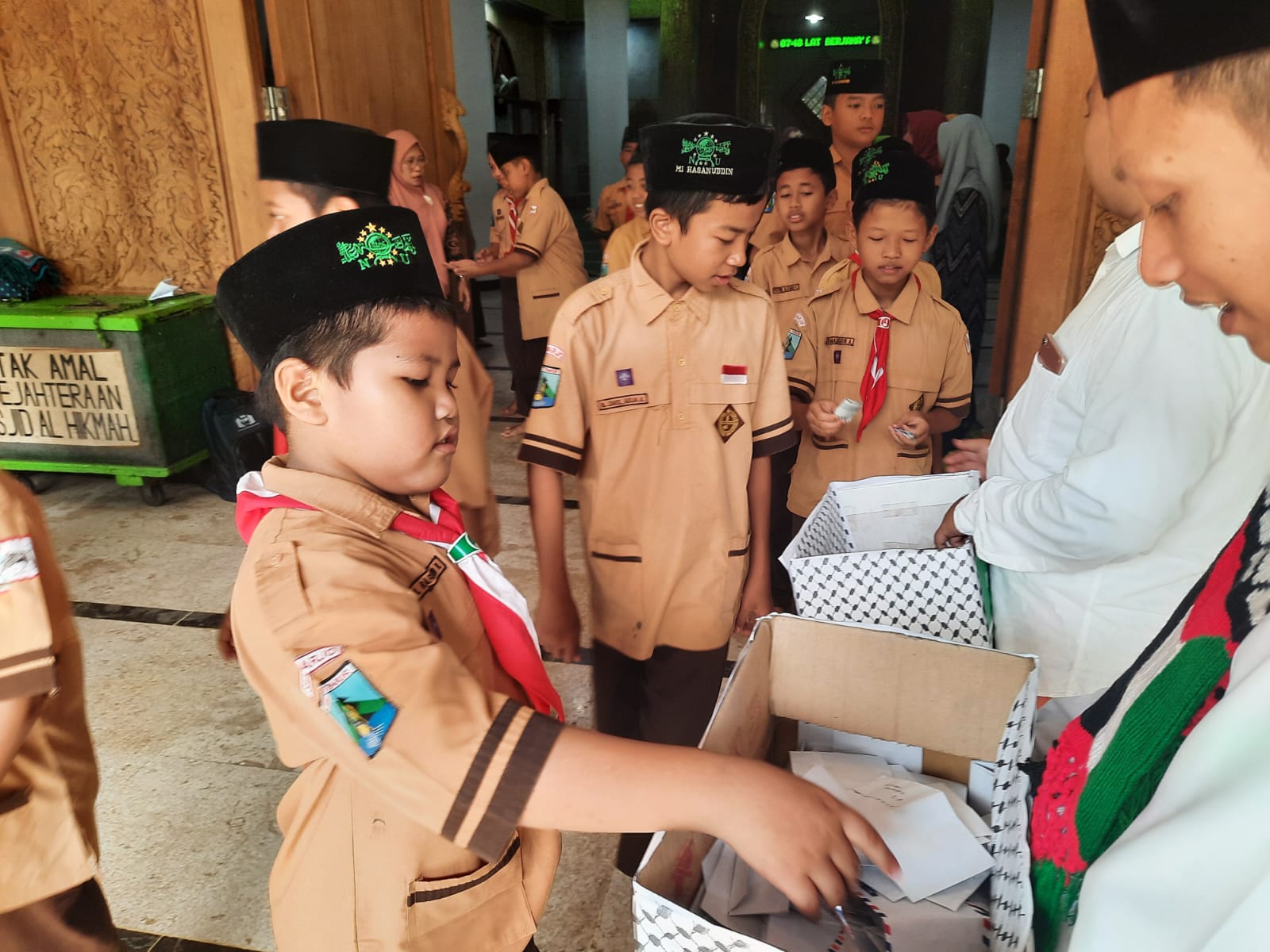 PEDULI: Para siswa MI Hasanuddin berdonasi untuk Palestina.