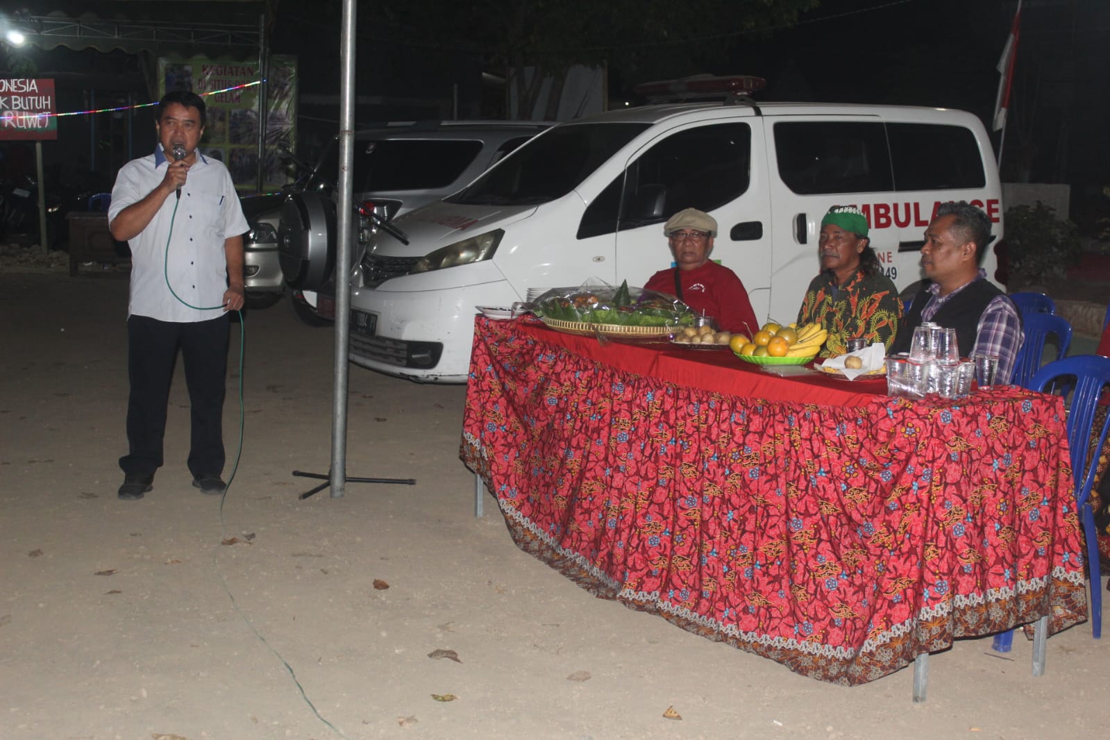 MENDAMPINGI: Kepala Desa Gelam Muchammad Muslich bersama Camat Candi dalam kegiatan persami di Situs Doro. (ANAS/RADAR SIDOARJO)