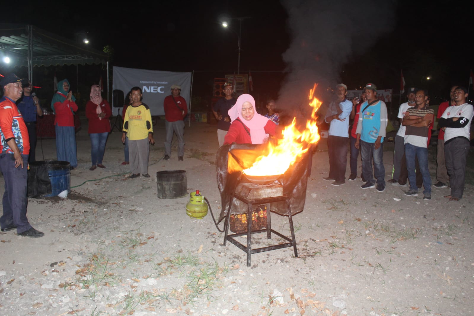 PELATIHAN: Salah satu warga Desa Gelam saat melakukan simulasi memadamkan kebakaran. (ANAS/RADAR SIDOARJO)
